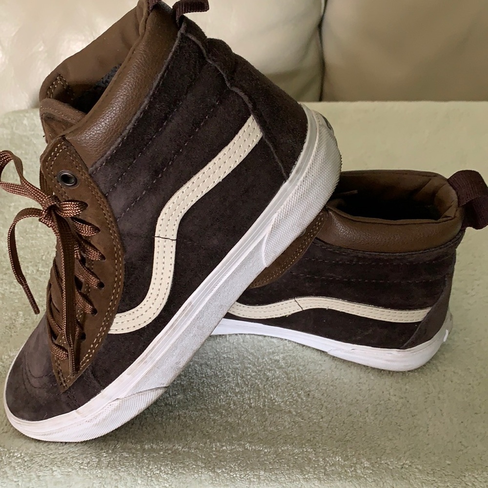 Women’s 8.5/Men’s 7 suede fleece lined Vans